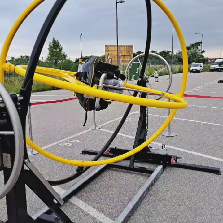 Ein Video von einem Maedchen in einem Aerotrim der sich gerade dreht. 