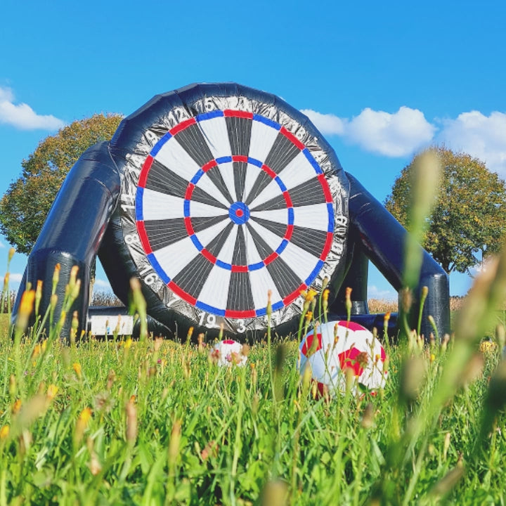 Video von einem aufblasbaren Fussball-Dart im freien.