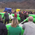 Erwachsene haben Spass in einem Riesenwuzzler der im freien steht.