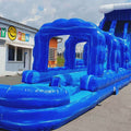 Kinder und Jugendliche rutschen mit Schwung eine lange, bunte Wasserrutsche hinab und landen im erfrischenden Wasserbecken – perfekter Sommerspaß für Groß und Klein.