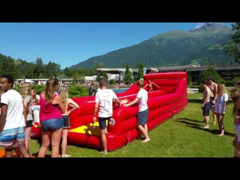 Video einer Veranstaltung wo Personen versuchen einen Bungee Run Wettkampf zu gewinnen.