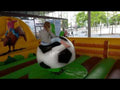Kinder auf einem Fussball-Rodeo bei einer Veranstaltung.