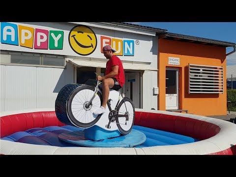 Video eines Fahrrad-Rodeos mit einem Mann darauf.