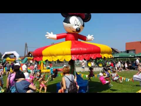 Grosses Kettenflieger-Karussell mit vielen Kinder auf einer Veranstaltung.