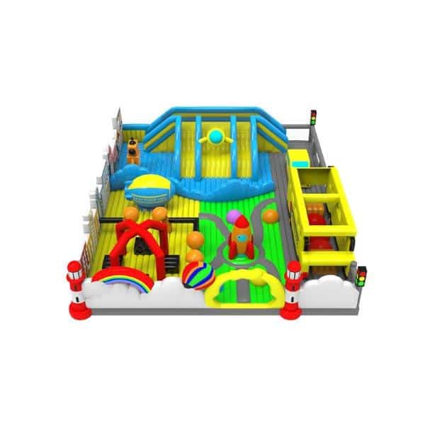 Aufblasbare Hüpfburg für einen Indoorspielplatz mit zwei Leuchttürmen, Wolken und einer Ampel an der Eingangsseite