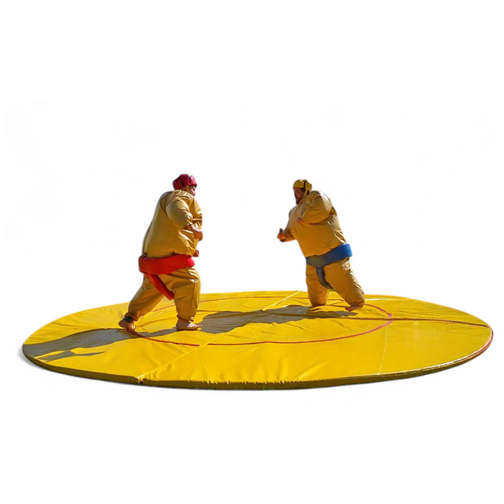 Zwei Personen in gepolsterten Sumo-Kostümen mit Schutzhelm und Matte beim Spaßkampf im Freien