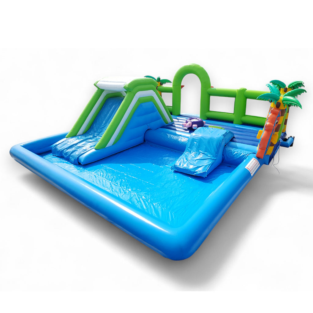 Aufblasbare Wasserhüpfburg Dschungel in Blau und Grün mit Rutsche, Palmen und Hindernissen – ideales Wasserspielmodul für sommerliche Events.