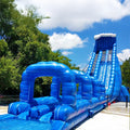 Eine hohe Wasserrutsche in blau.