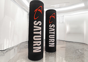 Zwei aufblasbare Werbesäulen mit einem weißen Logo Aufdruck.Buy inflatable advertising column | in the style of your brand
