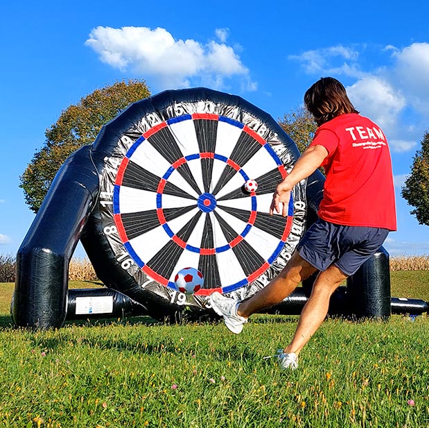 Aufblasbares Fußball Dartboard 3m - Kick Dart Spiel Mit 8 Bällen Und Tasche